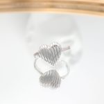 Aτσάλινο δαχτυλίδι με φουσκωτή ριγωτή καρδιά! Φτιαγμένο από ανοξείδωτο ατσάλι, έχει εξαιρετική αντοχή στο νερό.