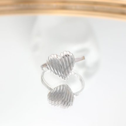 Aτσάλινο δαχτυλίδι με φουσκωτή ριγωτή καρδιά! Φτιαγμένο από ανοξείδωτο ατσάλι, έχει εξαιρετική αντοχή στο νερό.