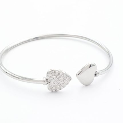 Ατσάλινο βραχιόλι τύπου χειροπέδα σε χρυσό χρώμα, με 2 καρδιές, η μία διακοσμημένη με μικρά στρασάκια. Είναι ανοιχτή και προσαρμόζεται εύκολα.