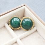 Vintage ατσάλινα σκουλαρίκια με κούμπωμα κλιπ και στρογγυλή πράσινη πέτρα