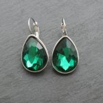 Μεγάλα ατσάλινα σκουλαρίκια δάκρυα, σε πράσινο χρώμα, με κρύσταλλο