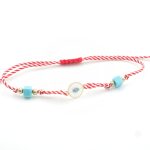 Βραχιόλι - "μαρτάκι" με ανθεκτικό κόκκινο και λευκό πλεγμένο σχοινί. Έχει ατσάλινο στοιχείο δίσκο με ματάκι που φέρει ακτίνες, χρυσού χρώματος.