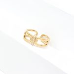 Aτσάλινο δαχτυλίδι με περιμετρικό σχέδιο αλυσίδας και κάθετο δαχτυλίδι με στρας στο κέντρο