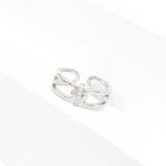 Aτσάλινο δαχτυλίδι με περιμετρικό σχέδιο αλυσίδας και κάθετο δαχτυλίδι με στρας στο κέντρο