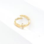 Aτσάλινο δαχτυλίδι με περιμετρικό σχέδιο πλεξούδας και κάθετο δαχτυλίδι με στρας στο κέντρο