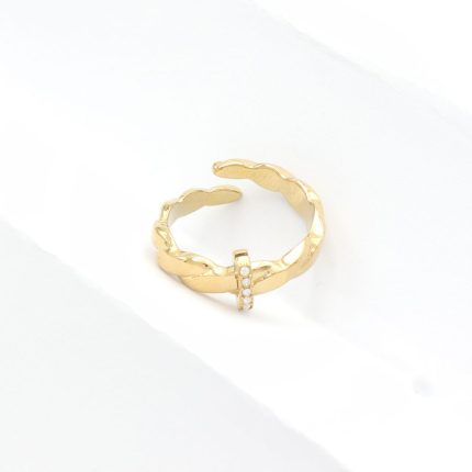 Aτσάλινο δαχτυλίδι με περιμετρικό σχέδιο πλεξούδας και κάθετο δαχτυλίδι με στρας στο κέντρο