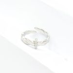 Aτσάλινο δαχτυλίδι με περιμετρικό σχέδιο πλεξούδας και κάθετο δαχτυλίδι με στρας στο κέντρο