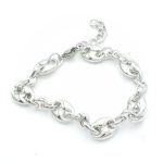 Ατσάλινο βραχιόλι αλυσίδα με στοιχεία που θυμίζουν κουμπιά και με καρδούλες ενδιάμεσα στις ενώσεις ασημί