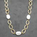 Οβάλ ατσάλινη αλυσίδα και 3 ακανόνιστες πέρλες, συνθέτουν ένα μοναδικό κολιέ. Διαθέτει αλυσιδάκι επέκτασης για να το κουμπώνεις εσύ σε όποιο μήκος θες.