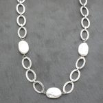 Κολιέ από ατσάλι με παχιά αλυσίδα και πέρλες