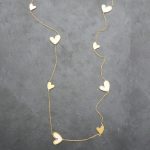 Μακρύ ατσάλινο κολιέ με λευκές καρδιές